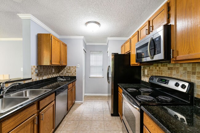 Building Photo - Terrace level condo in great Johns Creek location!