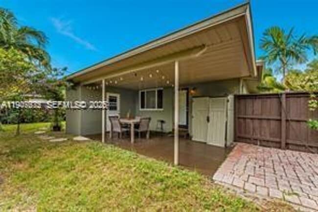 Building Photo - 1532 NE 39th St