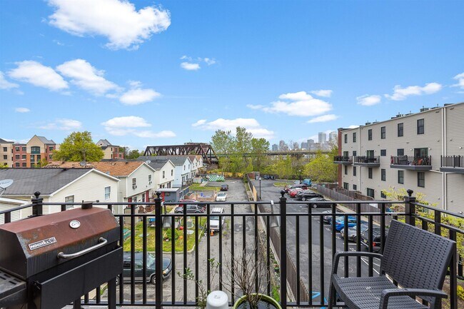 Building Photo - 437 Whiton St