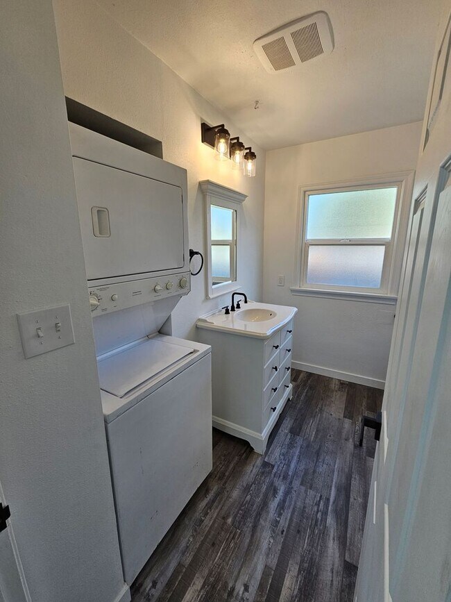 Building Photo - Room #4 for rent in 5 Bedroom House near U...