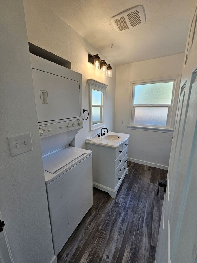Building Photo - Room for rent near UP #1