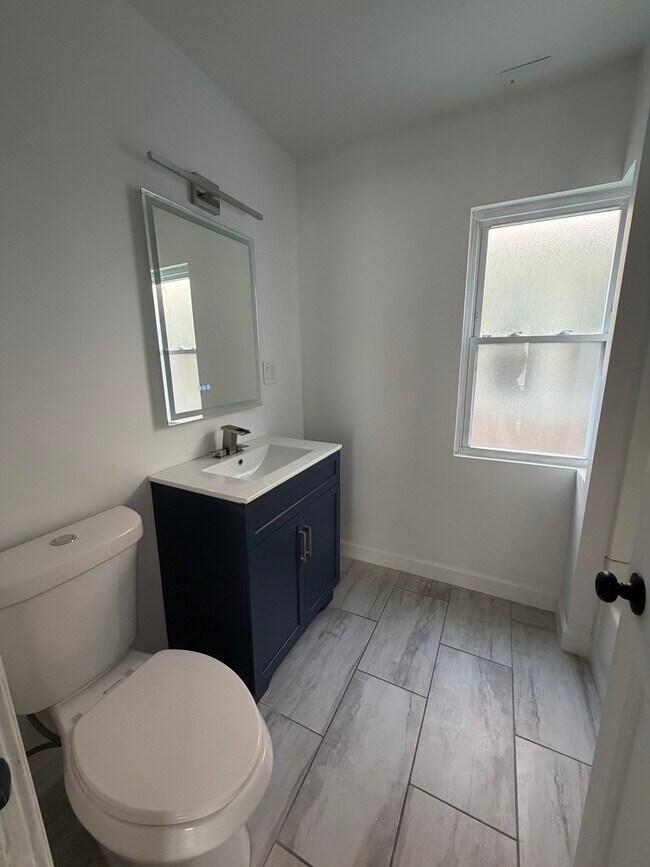 Building Photo - 1033 Lathrop Ave