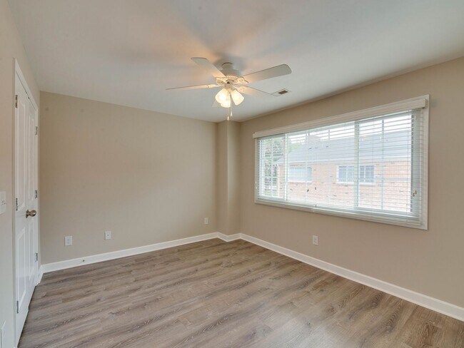 Building Photo - Stunning and completely updated townhome s...