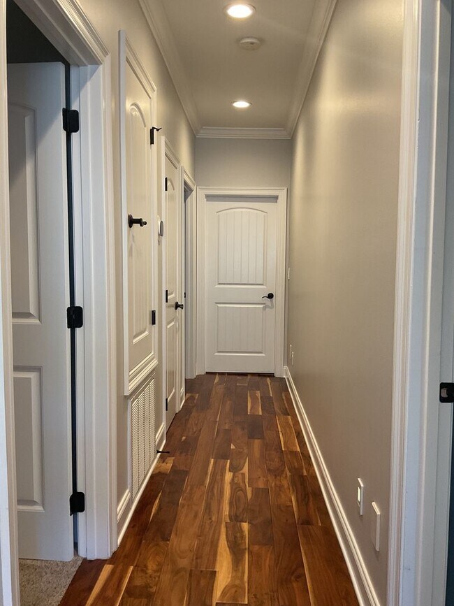 Building Photo - Southern Charm Meets Modern Luxury!!
