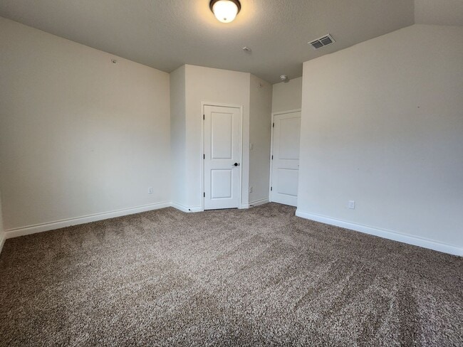Building Photo - 3/2.5/1.5 Fourplex with Granite Countertops, 9ft Ceilings, Fridge, Washer, Dryer / NBISD
