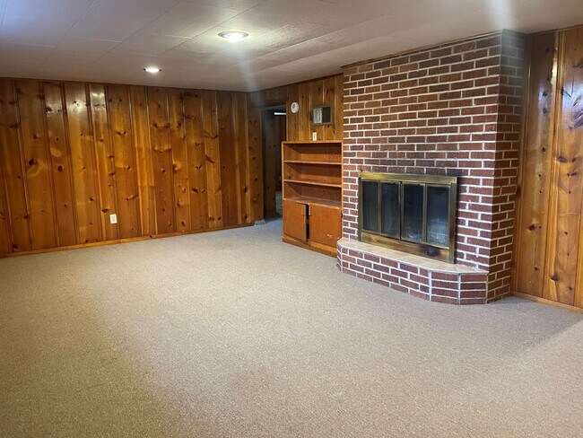 Building Photo - Now renting 3 bedroom House