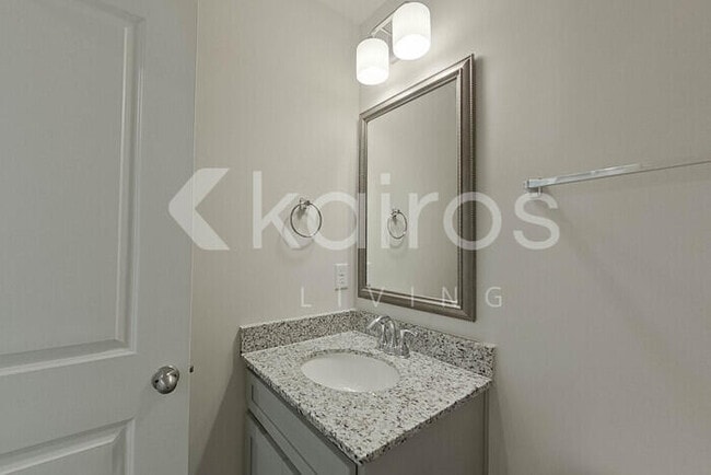 Building Photo - 2407 Banyan Cir