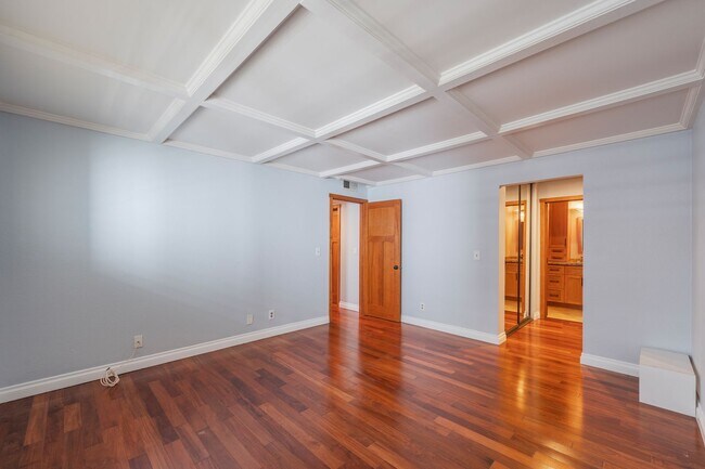 Building Photo - Cozy Condo in Manhattan Beach!