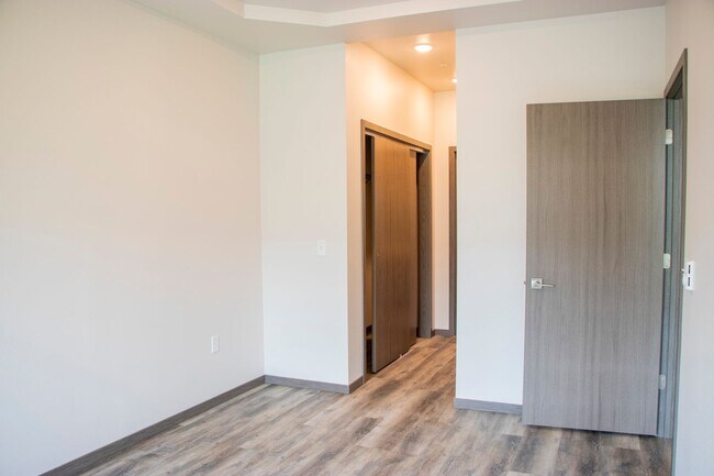 Building Photo - Spacious 1 Bed Available May 1st!