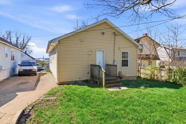 Building Photo - 144 N Quentin Ave