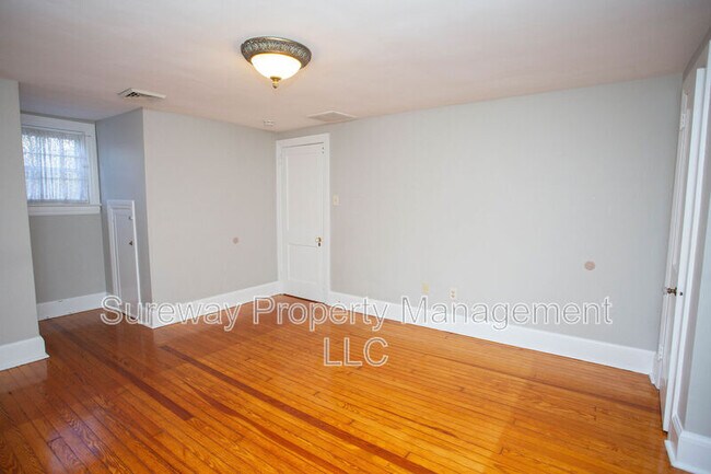 Building Photo - 319 N Newton Lake Dr