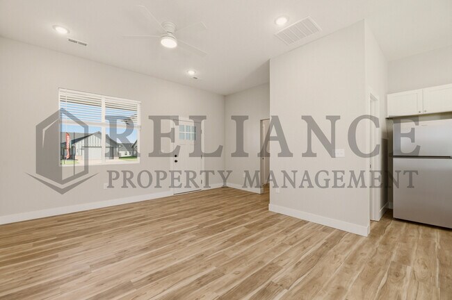 Building Photo - 619 Elmwood St