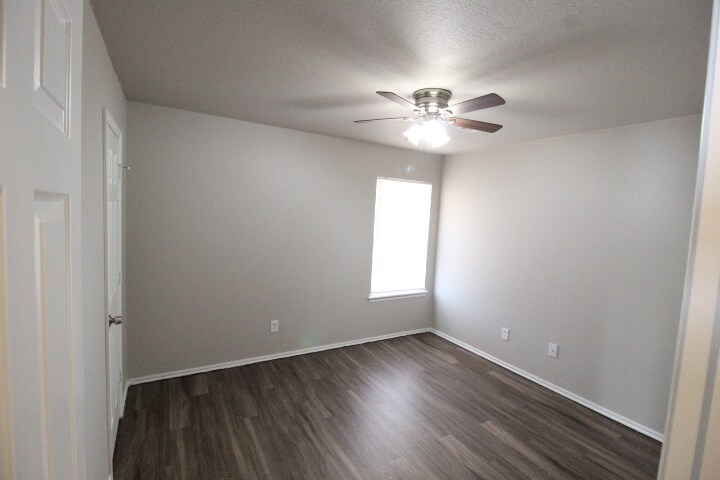 Building Photo - 1900 Terrace Lawn Dr