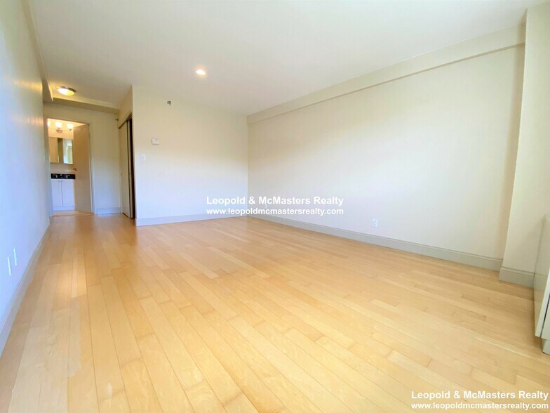 Building Photo - 1592 Beacon St