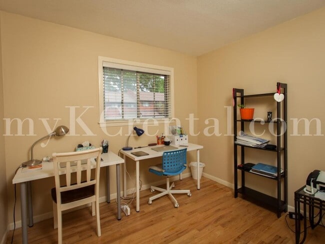 Building Photo - 9619 Outlook Dr