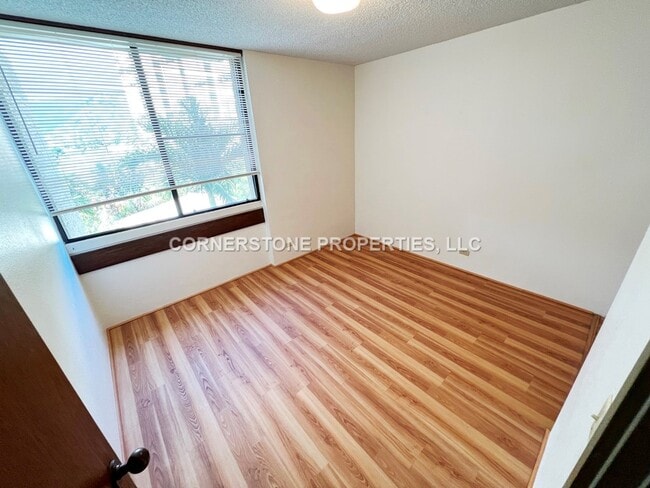 Building Photo - 3324 Sierra Dr