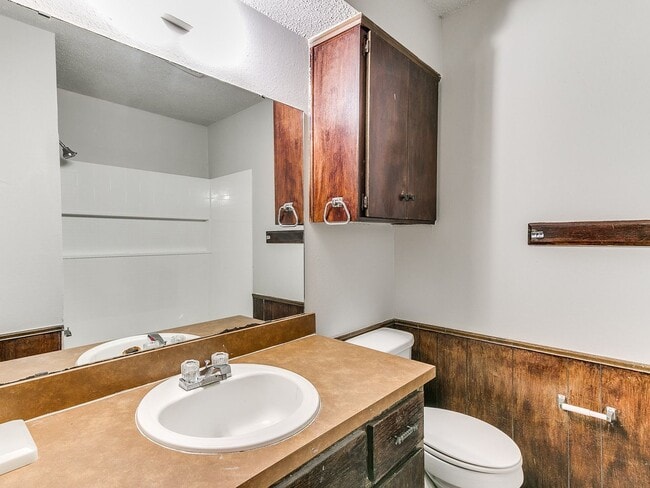 Building Photo - Charming West Norman Duplex