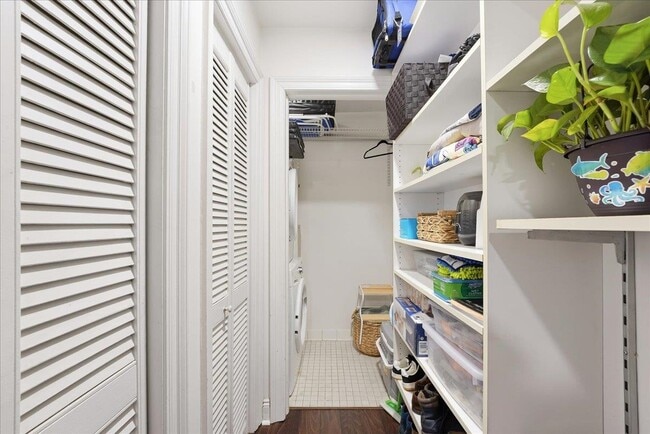 Building Photo - 100 Shearwater Ct E