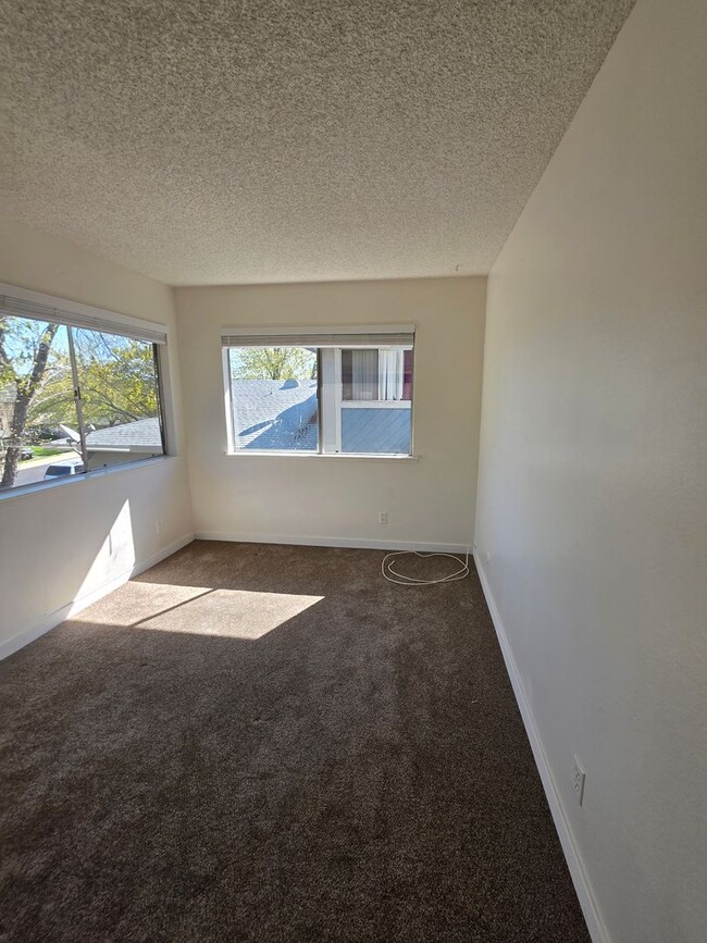 Building Photo - Updated 2 Bedroom, 1.5 Bath Townhouse-Styl...
