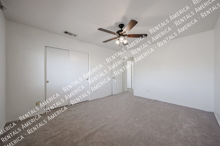 Building Photo - 820 N Granada Dr
