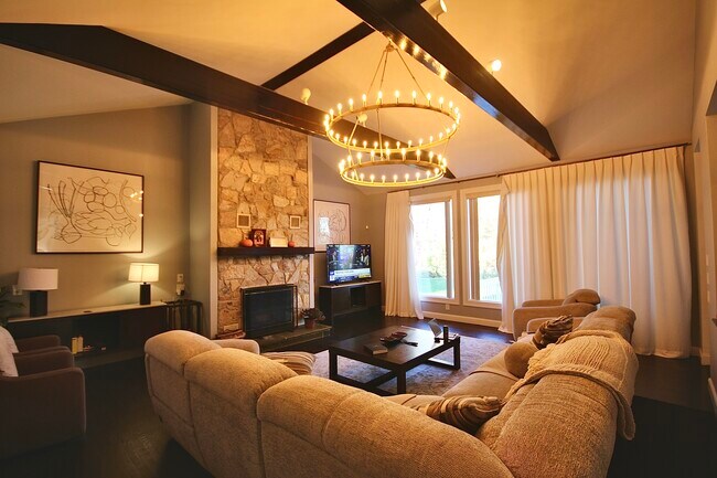 Building Photo - 106A Comstock Hill Ave