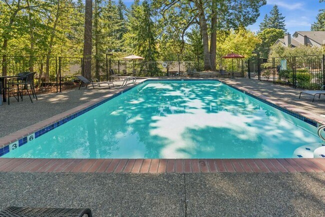 Building Photo - Stylish Lake Oswego 1 Bedroom Condo with Loft — Walk to Shops & Parks