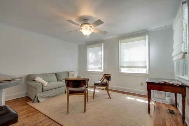 Building Photo - Beautiful 2 BR/1 BA Furnished Apartment Available in Downtown Charleston!