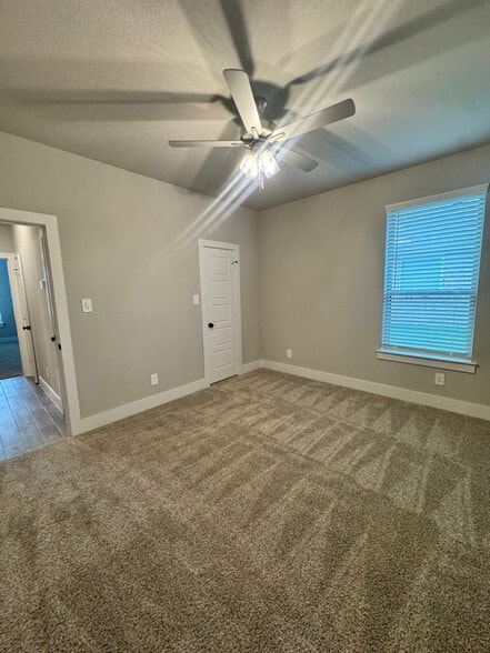 Building Photo - 632 Mooney Dr