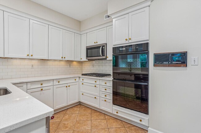 Building Photo - Magnificent 5 Bedroom, 4.5 Bathroom Bethes...