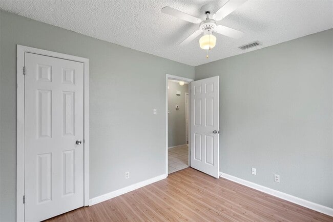 Building Photo - 11908 Broad Oaks Dr