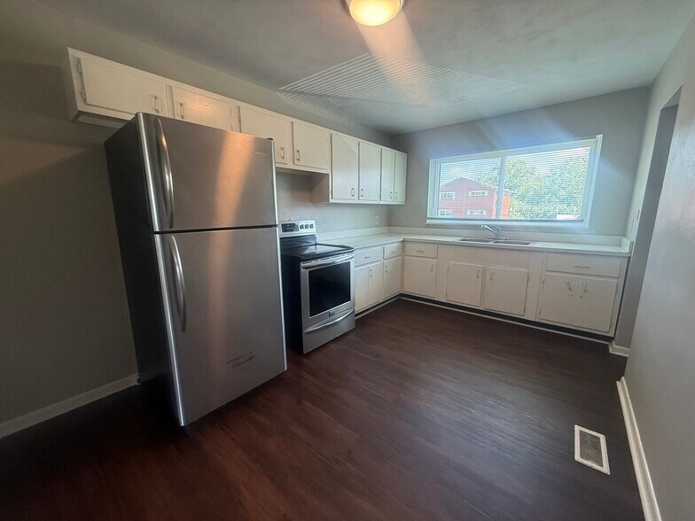 Building Photo - 2235 1/2 Iroquois St
