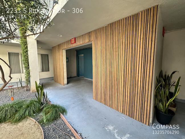 Building Photo - Mid-Century Magic: 2-Bedroom with Space, S...