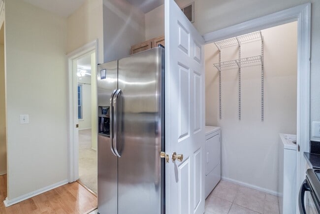 Building Photo - Beautiful 2 Bed 2 Bath Condo Beautiful Com...