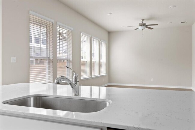Building Photo - 1020 Vista View Dr