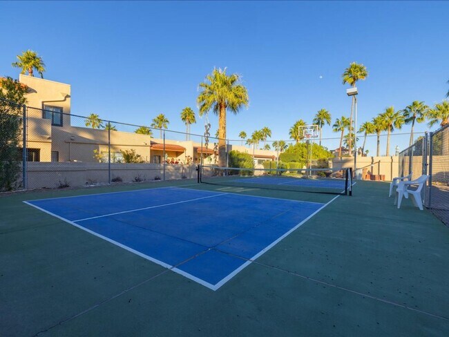 Building Photo - 3 Bedroom, 2.5 Bath