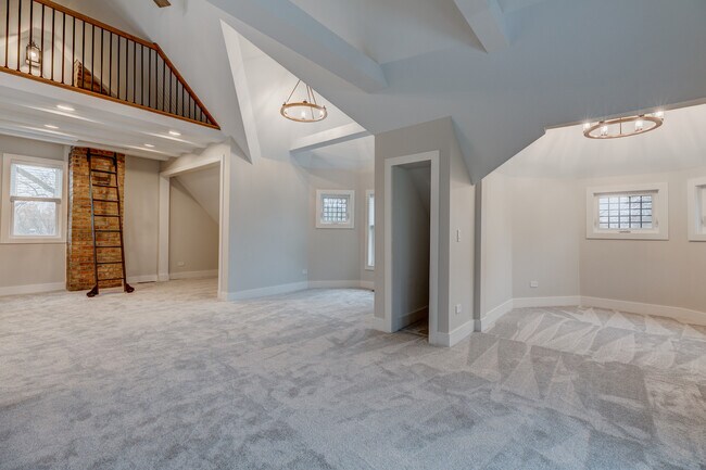 Building Photo - 5241 Lyman Ave