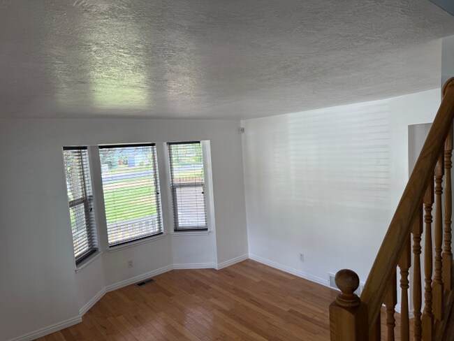 Building Photo - 799 Country Club Dr