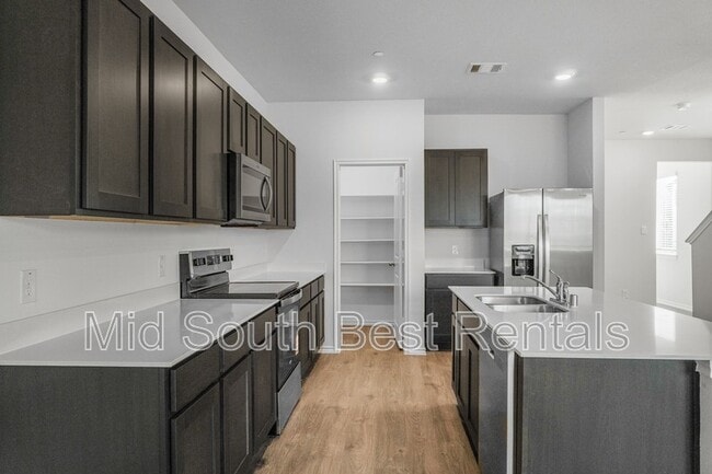 Building Photo - 220 Redwood Rd