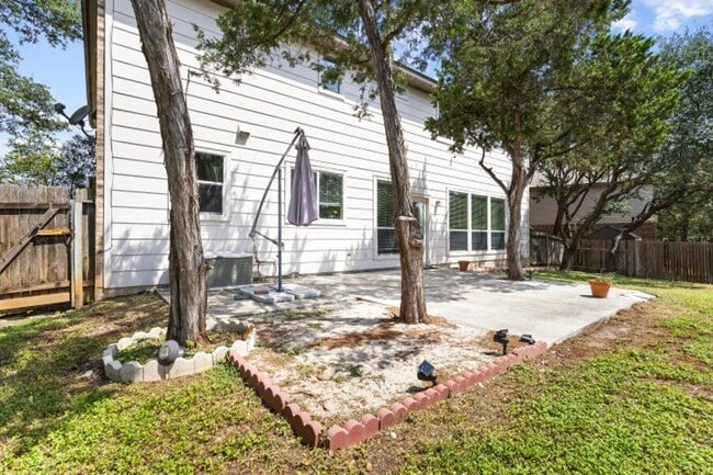 Building Photo - 4 bedroom / 2 bathroom