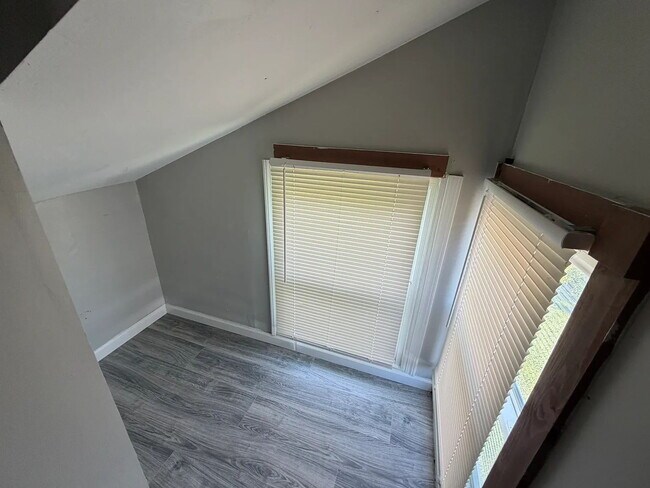 Building Photo - Charming 3-Bedroom Apartment in the Heart of Jeffersonville   All Utilities Included