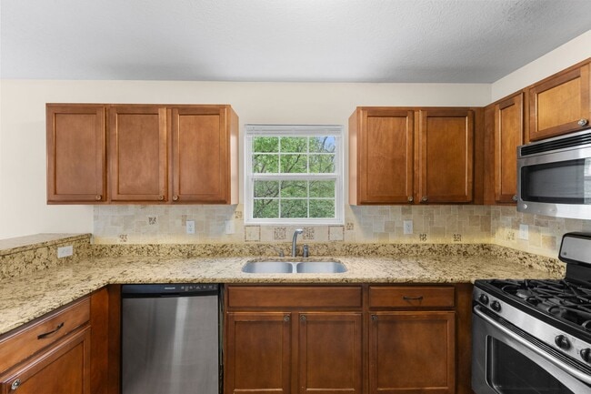 Building Photo - Modern 2-Bed Townhome with Vaulted Master & Private Deck – Prime Columbus Location!