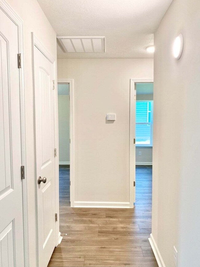 Building Photo - Summerton Village Rental!