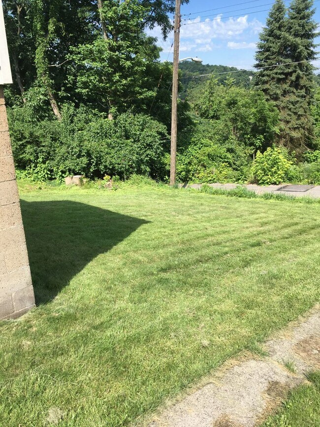 Building Photo - 3 bedroom 1 bath deck and yard