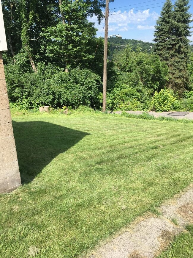 Building Photo - Secret room with 3 bedroom 1 bath deck and...