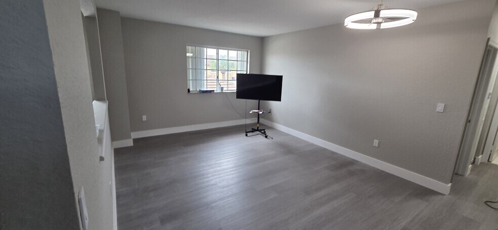 Building Photo - 10285 NW 80th Ct