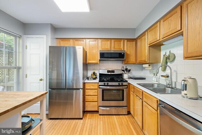 Building Photo - 5964 Edgehill Ct
