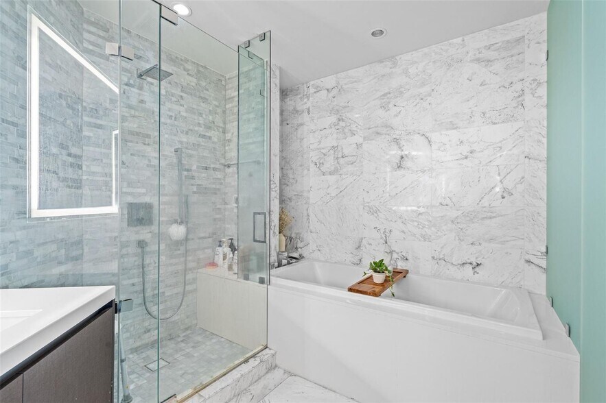 Building Photo - 851 NE 1st Ave