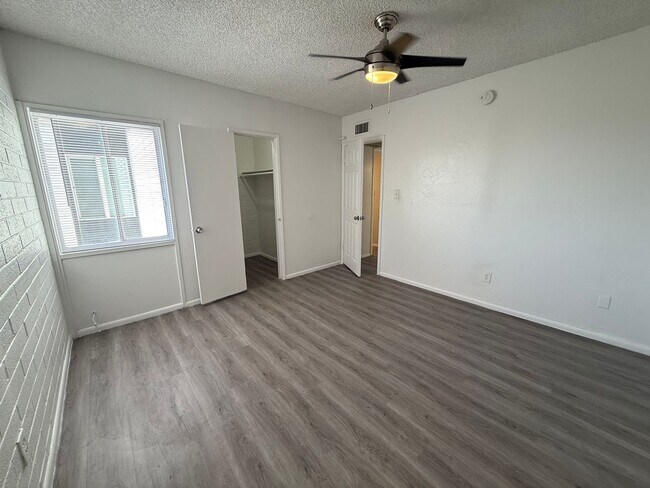Building Photo - MOVE IN SPECIAL
