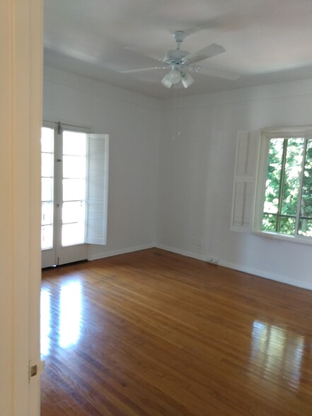 Master Bedroom w/balcony & 2 walk in closets - 238 S Lasky Dr