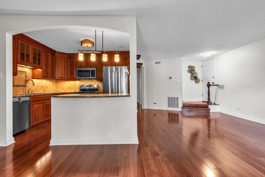 Building Photo - 1719 Lakecliffe Dr
